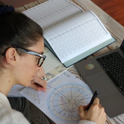 Illustration astrologie bien-être pour femmes entrepreneures